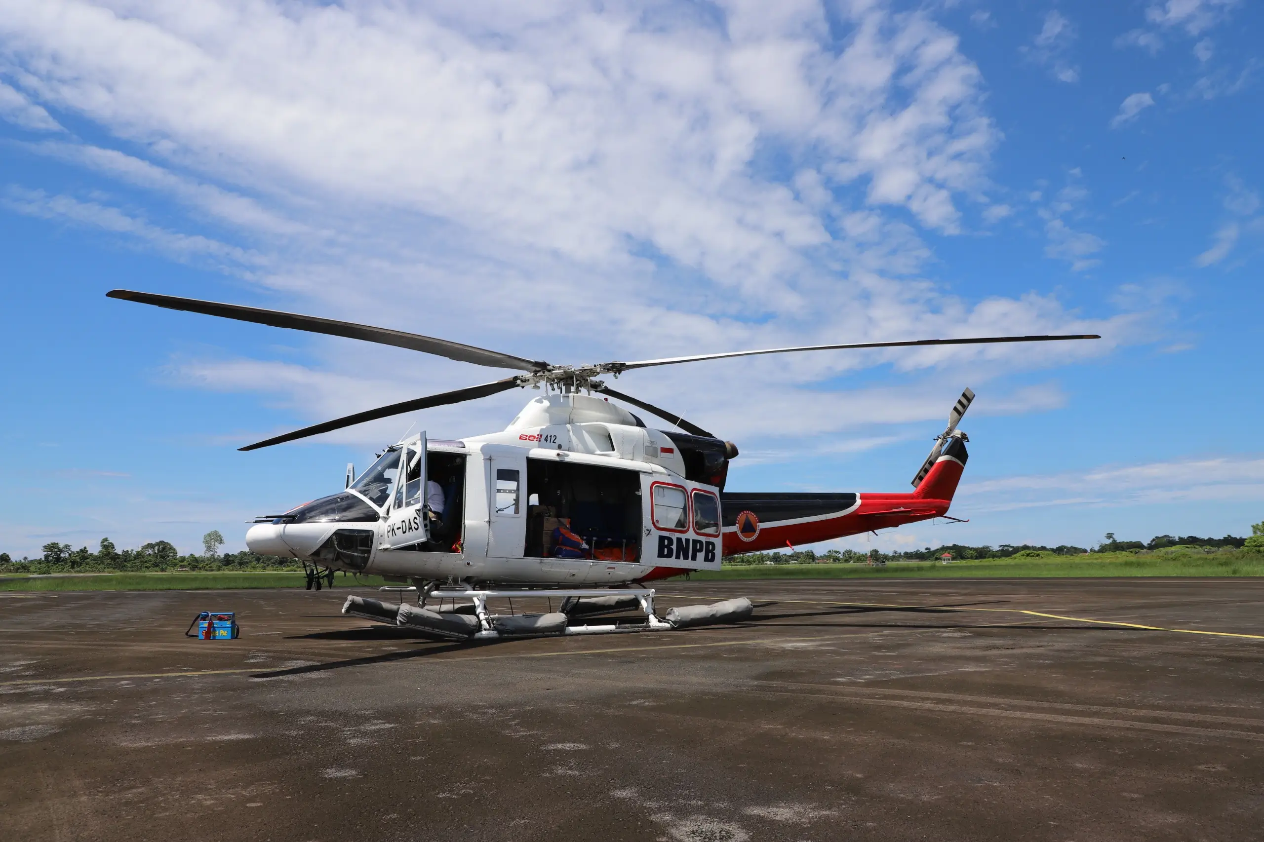 Helikopter dengan kode PK - DAS digunakan oleh BNPB untuk mendistribusikan logistik ke lokasi yang terisolir dan tidak dapat dijangkau melalui jalur darat dalam penanganan darurat banjir dan tanah longsor di Kabupaten Luwu, Sulawesi Selatan, Selasa (7/5).